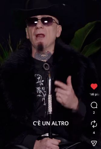 J-Ax in primo piano durante l’intervista a Billboard Italia, nel reel condiviso da Stefano